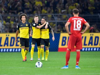 Paco Alcacer (tretí zľava) oslavuje so spoluhráčmi gól v zápase o Nemecký superpohár proti Bayernu Mníchov.