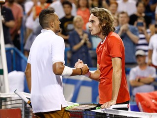 Nick Kyrgios (vľavo) a Stefanos Tsitsipas zápase semifinále turnaja ATP vo Washingtone 2019.