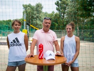 Na snímke slovenské reprezentantky v plážovom volejbale vľavo Natália Dubovcová a vpravo Andrea Štrbová a v strede manažér Miloš Dubovec.
