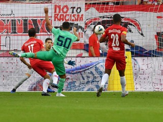 Eden Hazard strieľa gól v zápase Real Madrid - Salzburg.