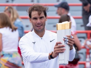 Rafael Nadal s trofejou po výhre na turnaji ATP Masters 1000 v Montreale 2019.