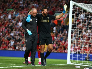 Alisson utrpel v piatkovom otváracom dueli novej sezóny proti Norwichu (4:1) zranenie lýtkového svalu.