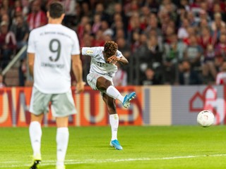 Kingsley Coman počas gólovej strely v zápase 1. kola DFB Pokal 2019/2020 medzi Energie Cottbus - Bayern Mníchov.