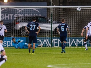 Dominik Greif chytá penaltu v zápase FC Dundalk - ŠK Slovan Bratislava.