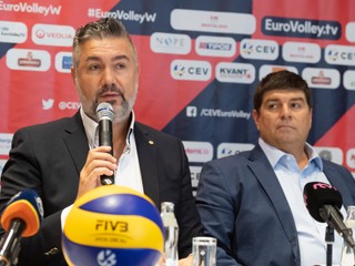 Prezident Slovenskej volejbalovej federácie a prezident Organizačného výboru ME v Bratislave Martin Kraščenič (vľavo) a riaditeľ turnaja ME v Bratislave Tomáš Singer.