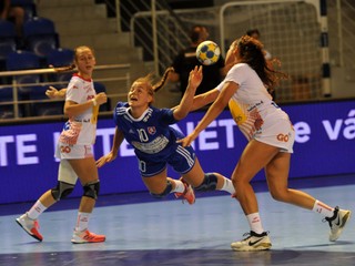 Faulovaná Slovenka Barbora Lanczová počas stretnutia D skupiny Španielsko - Slovensko na majstrovstvách Európy do 17 rokov v roku 2017.