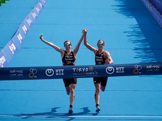 Britky Georgia Taylorová-Brownová a Jessica Learmonthová sa držali za ruky, diskvalifikovali ich.