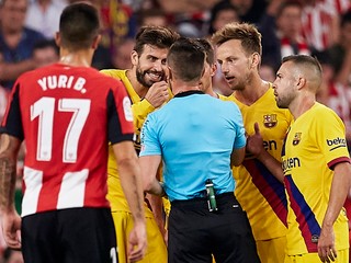 Gerard Pique v zápase Athletic Bilbao - FC Barcelona.