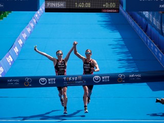 Jessica Learmonthová (vpravo) a Georgia Taylorová Brownová.