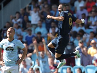 Stanislav Lobotka (vľavo) a za ním Karim Benzema v zápase Celta Vigo - Real Madrid.