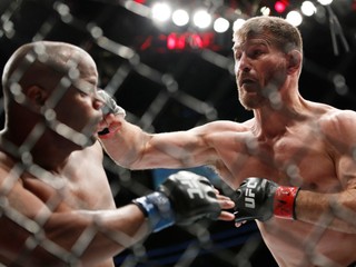 Stipe Miocic (vpravo) sa stal šampiónom ťažkej váhy.