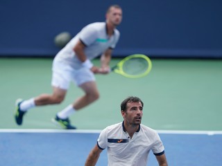 Fili Polášek (vzadu) bojuje po boku Ivana Dodiga vo finále turnaja v Cincinnati.