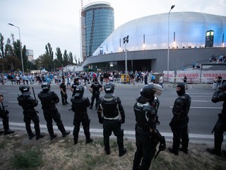 Polícia pred prvým zápasom Slovana proti PAOK-u.