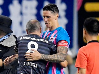 Fernando Torres v objatí Andresa Iniestu.