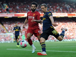 Mohamed Salah (vľavo) a Nacho Monreal v súboji o loptu v zápase 3. kola anglickej Premiere League.