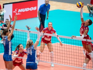 Nikola Radosová (vpravo) smečuje v zápase Slovensko - Bielorusko na ME vo volejbale žien 2019.