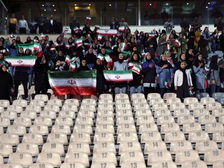 Iránske futbalové fanúšičky spievajú hymnu pred začiatkom prípravného zápasu.