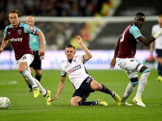 Futbalista Boltonu (v strede) v zápase proti West Hamu.