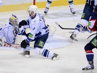 Hokejisti Amuru Chabarovsk (v bielom) zostali, ako už tradične v posledných sezónach, pred bránami play off.