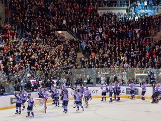 Poďakovanie sa priaznivcom v podaní hráčov Slovana po domácom víťaznom stretnutí proti Dinamu Riga.