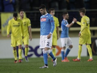 Sklamaný hráč Neapola Elseid Hysaj po prehre 0:1 na pôde Villarrealu.