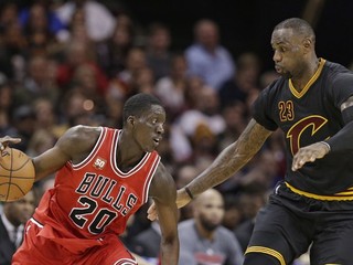 Tony Snell z Chicaga (vľavo) a LeBron James z Clevelandu.