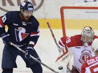 Slovan bude spoliehať na Lukáša Kašpara (vľavo).