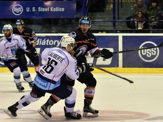 Vľavo hráč HK Nitra David Laliberté, vpravo hráč HC Košice Jakub Suja v zápase 48. kola hokejovej Tipsport Ligy.