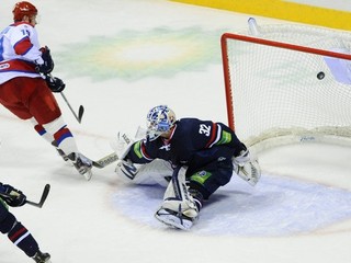 Radulov bez problémov prekonáva brankára.