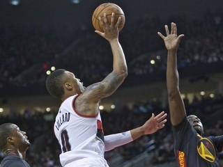 Hviezdou zápasu medzi Portlandom a Golden State bol domáci Damian Lillard (v strede).