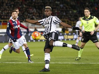 Hráč Juventusu Paul Pogba (v strede) sa dostáva do zakončenia v zápase proti Bologni.