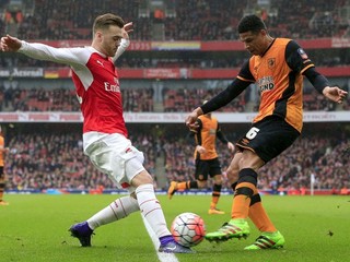 Súboj o loptu medzi domácim Calumom Chambersom (vľavo) a Curtisom Daviesom z Hullu.