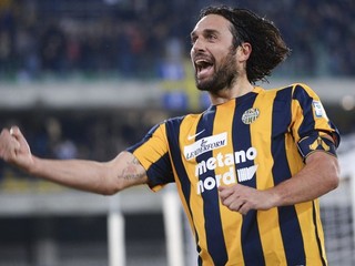 Nestarnúci kanonier Luca Toni poslal Hellas do vedenia.