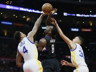 Dvojica hráčov Golden State Brandon Rush (vľavo) a Stephen Curry (vpravo) sa pokúša zabrániť v skórovaní Jeffovi Greenovi z Los Angeles Clippers.