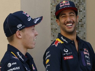 Dvojica jazdcov stajne Red Bull v dobrej nálade. Vľavo Daniil Kvjat a vedľa neho tímový kolega Daniel Ricciardo.