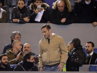 Totti sa pred začiatkom ligového súboja s Palermom posadil len na tribúnu.