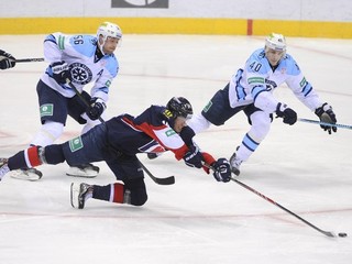 Hráči Sibiru Novosibirsk (v bielom) využili výhodu domáceho ľadu v súboji proti Vladivostoku.