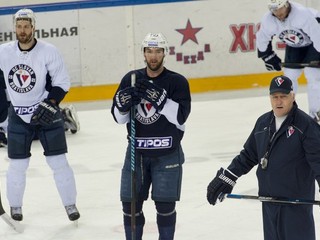 Obranca Cam Barker (uprostred) by mal nastúpiť v druhom zápase play off proti CSKA Moskva.