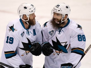 Pomáha im brada k víťazstvám? "Žraloci" Joe Thornton (vľavo) a Brent Burns. Najmä prvý menovaný prežil na ľade St. Louis skvelý večer.