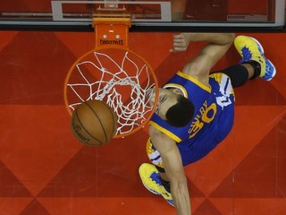 Jeden z mnohých zápasových bodov. Stephen Curry sleduje, ako lopta padá do koša v dueli na palubovke Atlanty Hawks.