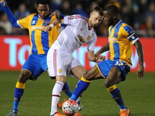 Morgan Schneiderlin v obkľúčení dvojice domácich hráčov.