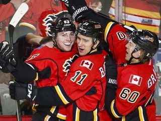 Granlund (č. 60) zostáva v kanadskom klube, akurát Calgary vymení za Vancouver.