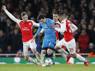 Lionel Messi sa pokúša predrať cez trojicu hráčov Arsenalu.