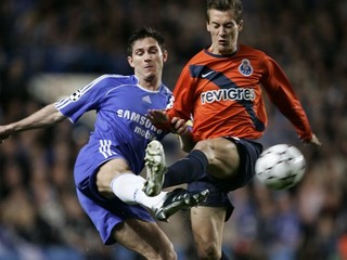 Marek Čech (vpravo) si počas kariéry obliekal aj dres FC Porto. Na snímke bojuje o loptu s Frankom Lampardom.