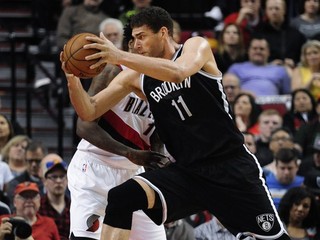 Brook Lopez (č. 11) z Brooklynu sa snaží zaútočiť na kôš Portlandu cez brániaceho Eda Davisa.