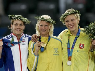 Sothertonová (vľavo) v Aténach v roku 2004 pózuje so svojou bronzovou medailou.