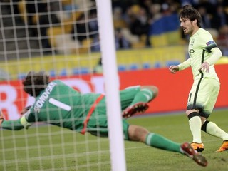 David Silva (vpravo) strieľa druhý gól Manchestru City do siete Dynama Kyjev.