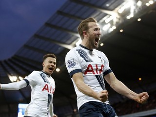 Harry Kane (vpravo) Tottenhamu vo štvrtok nepomôže.