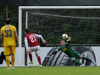 Josué zo Sportingu Braga strieľa gól do siete Sionu z pokutového kopu.