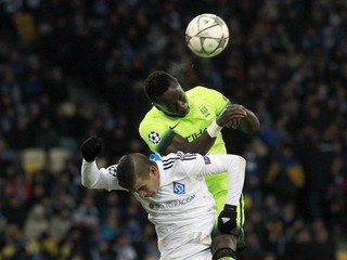 Hosťujúci Bacary Sagna prehlavičkoval vo vzdušnom súboji Kyjevčana Derlisa Gonzaleza.